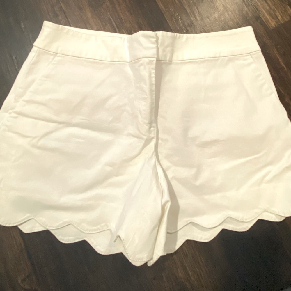 NWT LOFT SIZE 6 White shorts